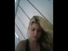 Izliekta blondīne Keitija Kuša masturbē un pēc kāju laizīšanas izklaidējas.